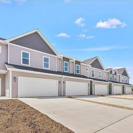 Central Cedar Falls Townhome - King Beds! Екстер'єр фото