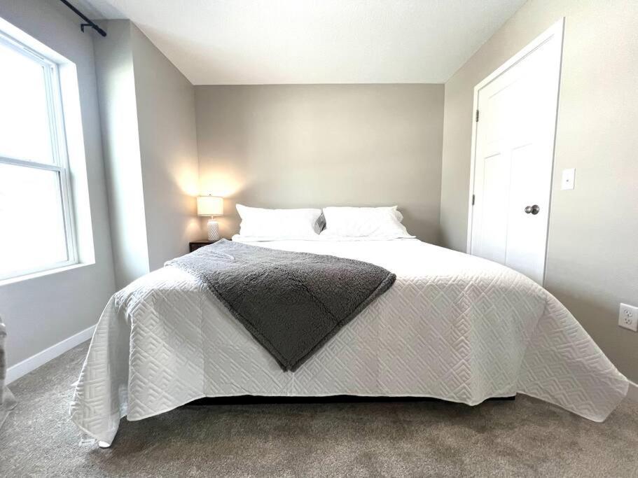 Central Cedar Falls Townhome - King Beds! Екстер'єр фото