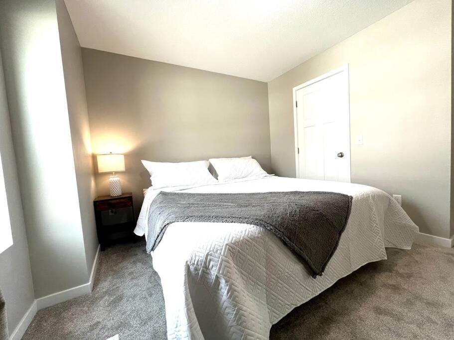 Central Cedar Falls Townhome - King Beds! Екстер'єр фото