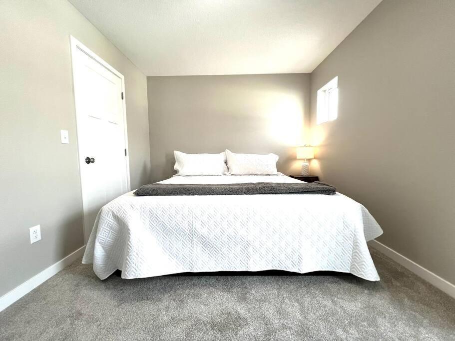 Central Cedar Falls Townhome - King Beds! Екстер'єр фото