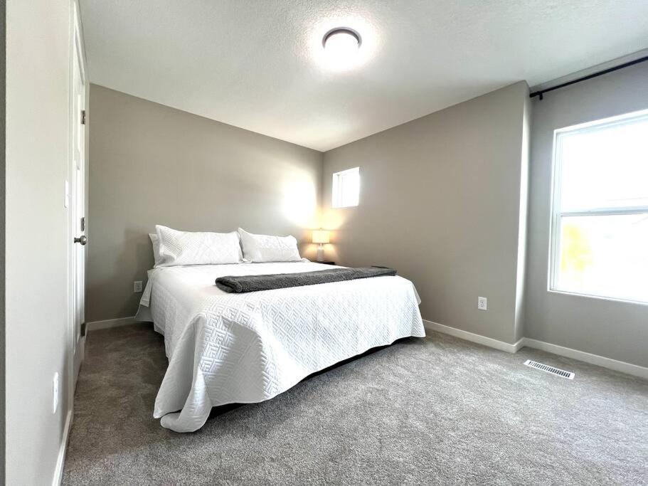 Central Cedar Falls Townhome - King Beds! Екстер'єр фото