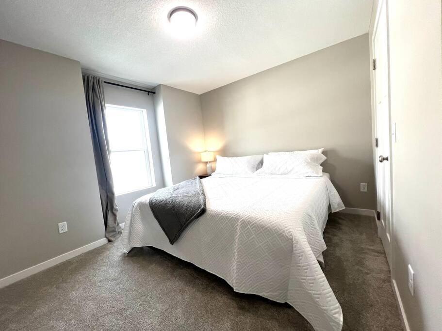 Central Cedar Falls Townhome - King Beds! Екстер'єр фото